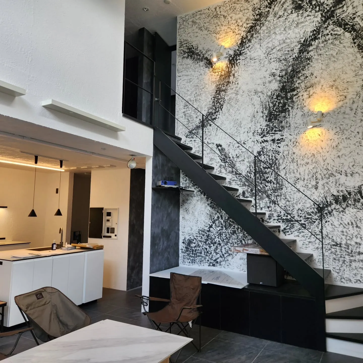 鎌倉市O様邸、床タイル、天井.壁の漆喰はお施主様が頑張って施...