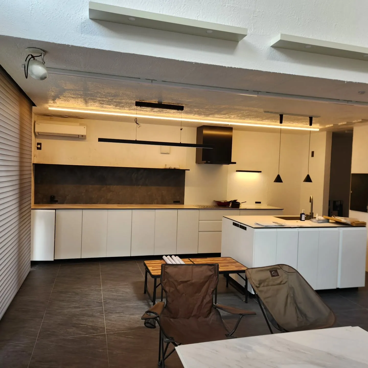 鎌倉市O様邸、床タイル、天井.壁の漆喰はお施主様が頑張って施...