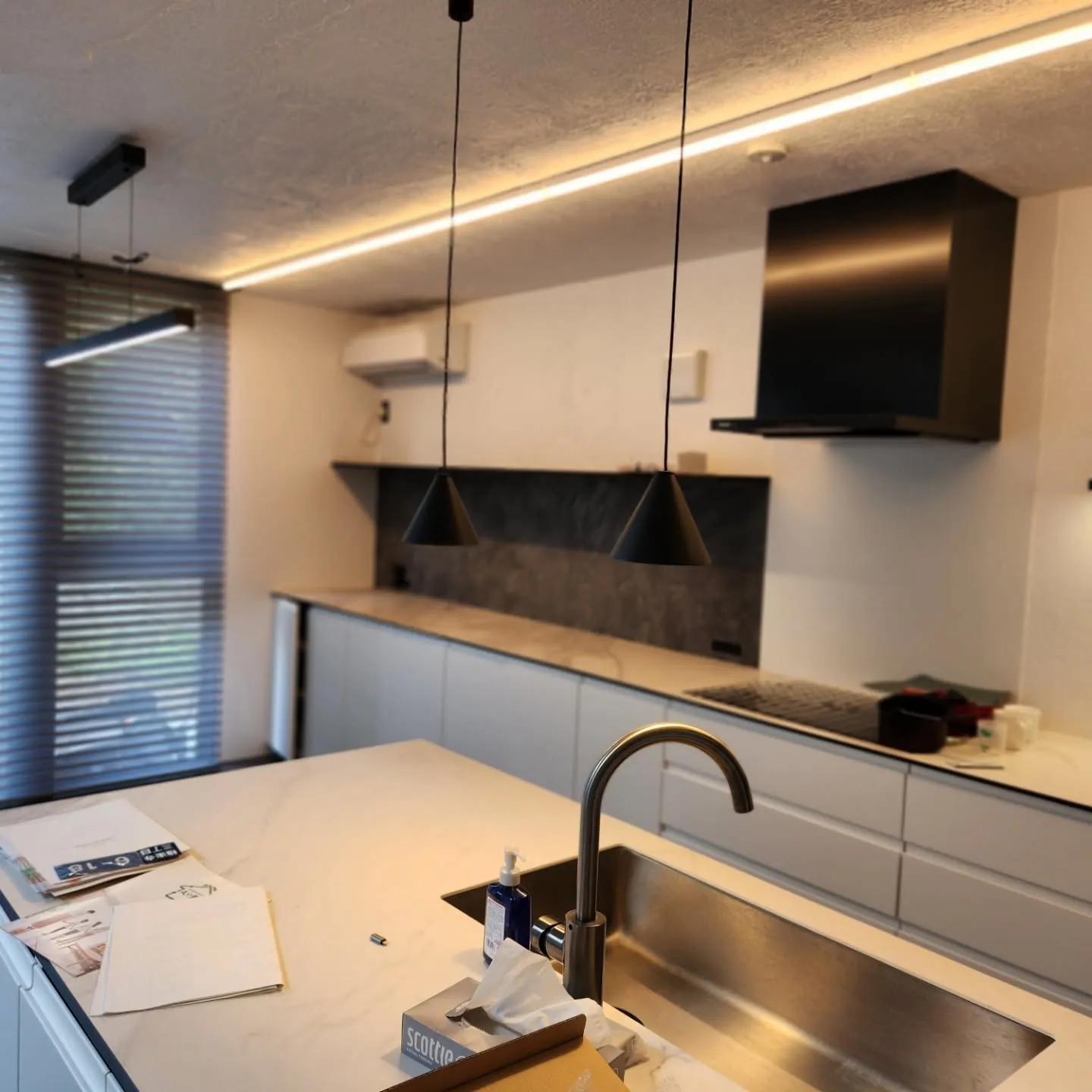 鎌倉市O様邸、床タイル、天井.壁の漆喰はお施主様が頑張って施...