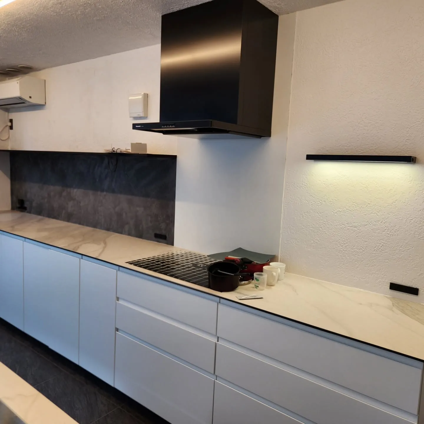 鎌倉市O様邸、床タイル、天井.壁の漆喰はお施主様が頑張って施...